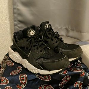 Nike Huaraches black white caged.